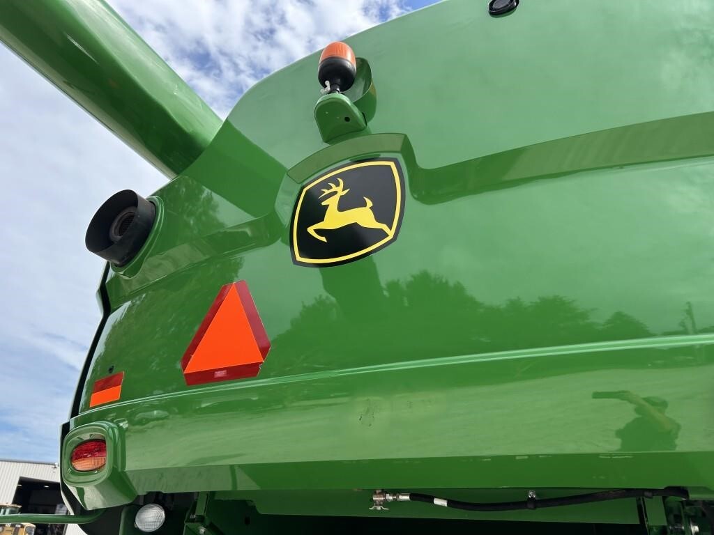 2016 John Deere S670 Combine