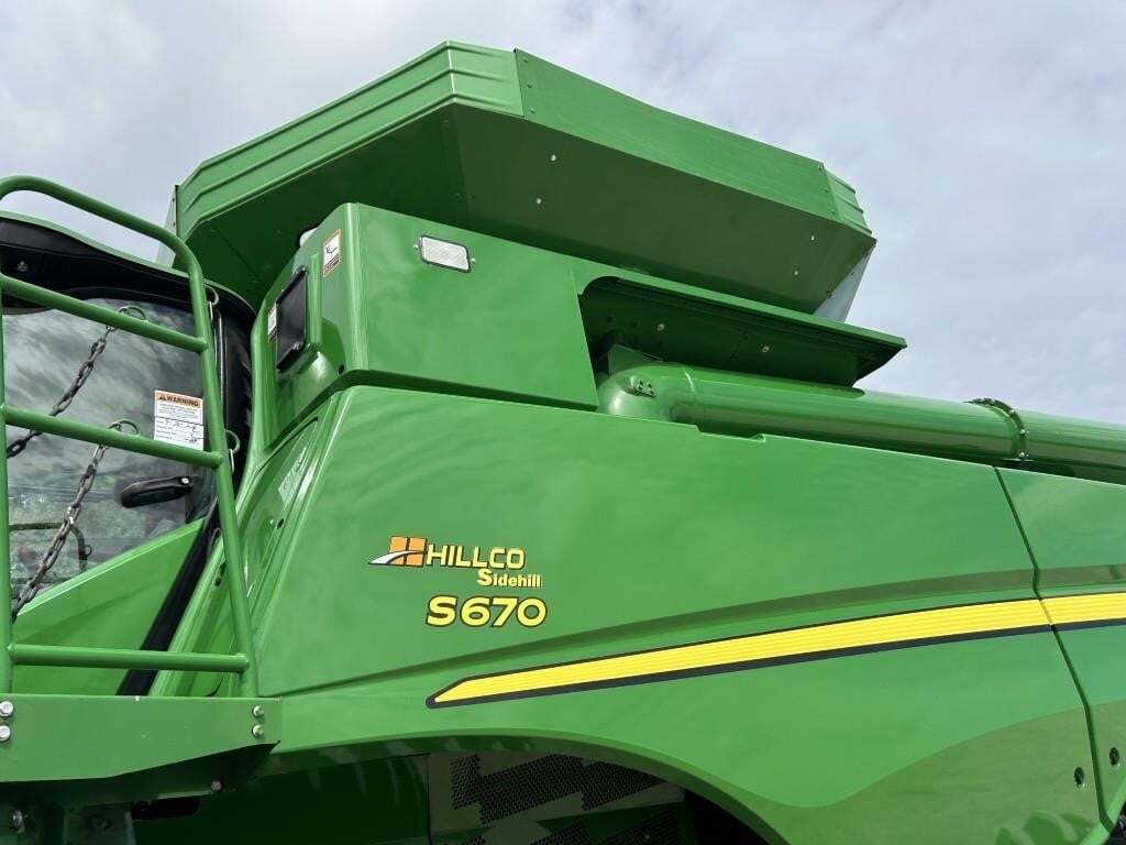 2016 John Deere S670 Combine