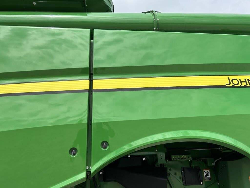 2016 John Deere S670 Combine