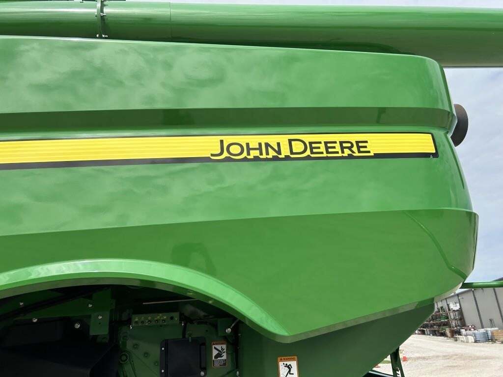 2016 John Deere S670 Combine
