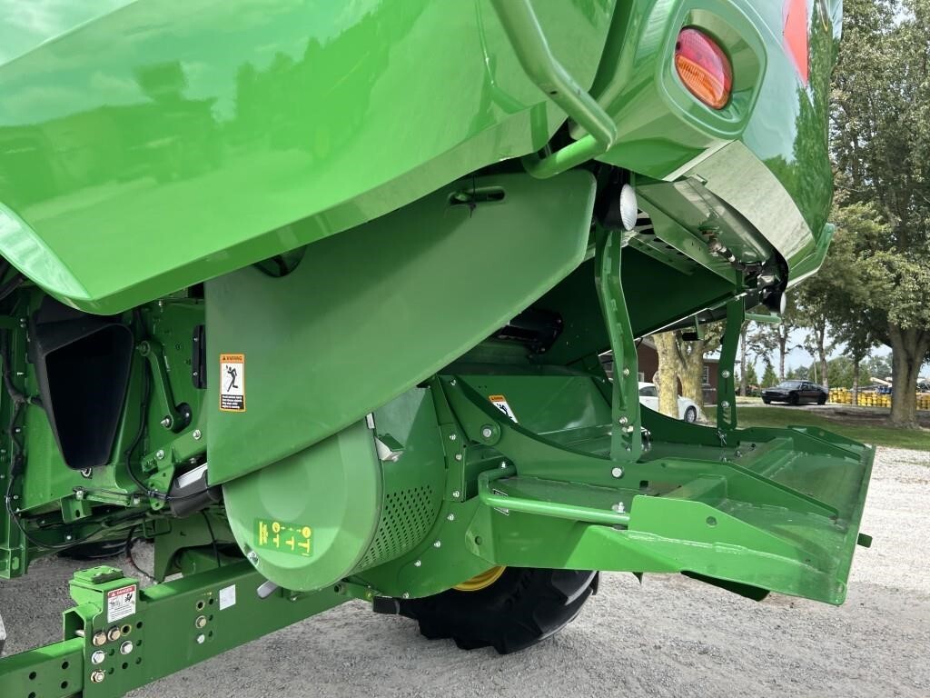 2016 John Deere S670 Combine
