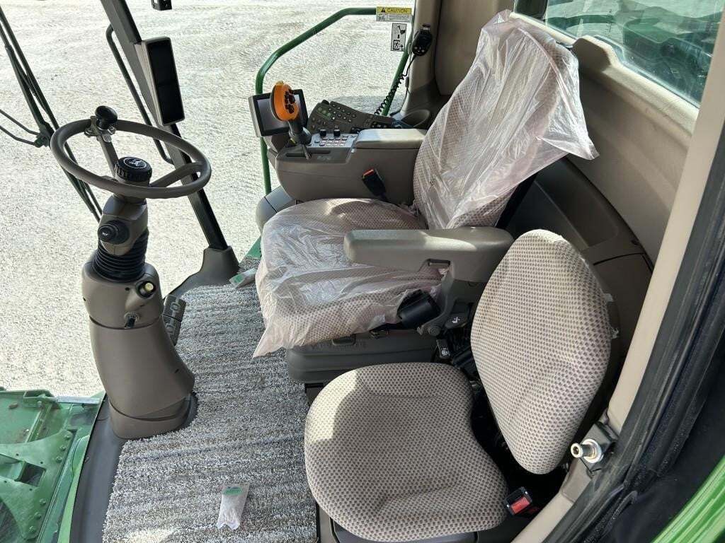2016 John Deere S670 Combine