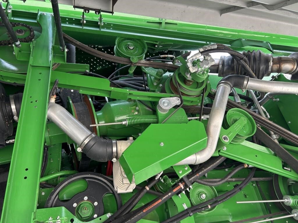 2016 John Deere S670 Combine