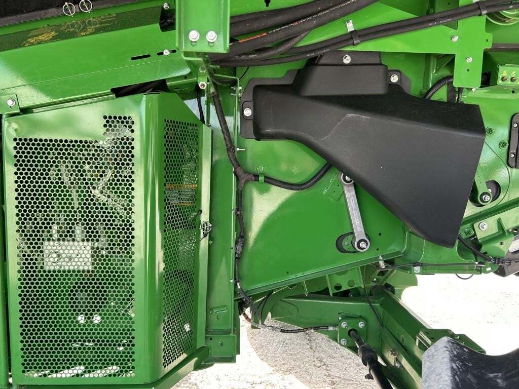 2016 John Deere S670 Combine