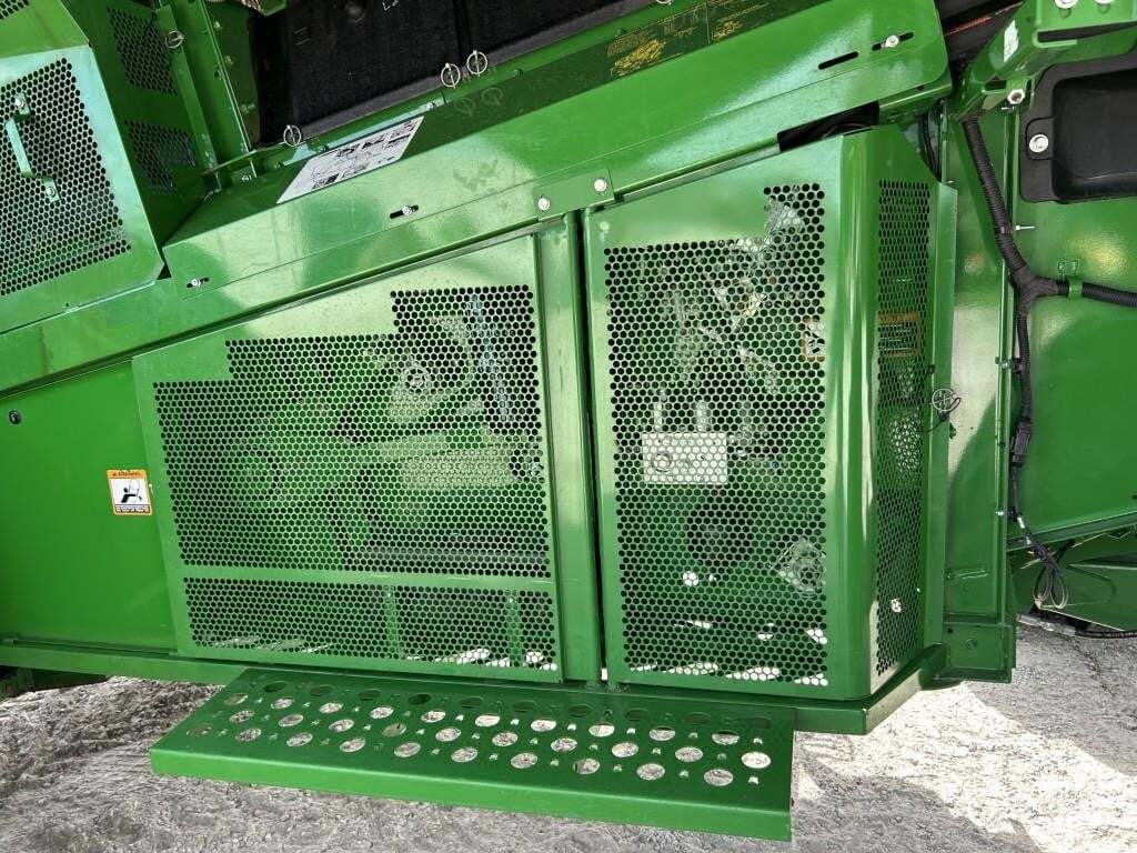 2016 John Deere S670 Combine