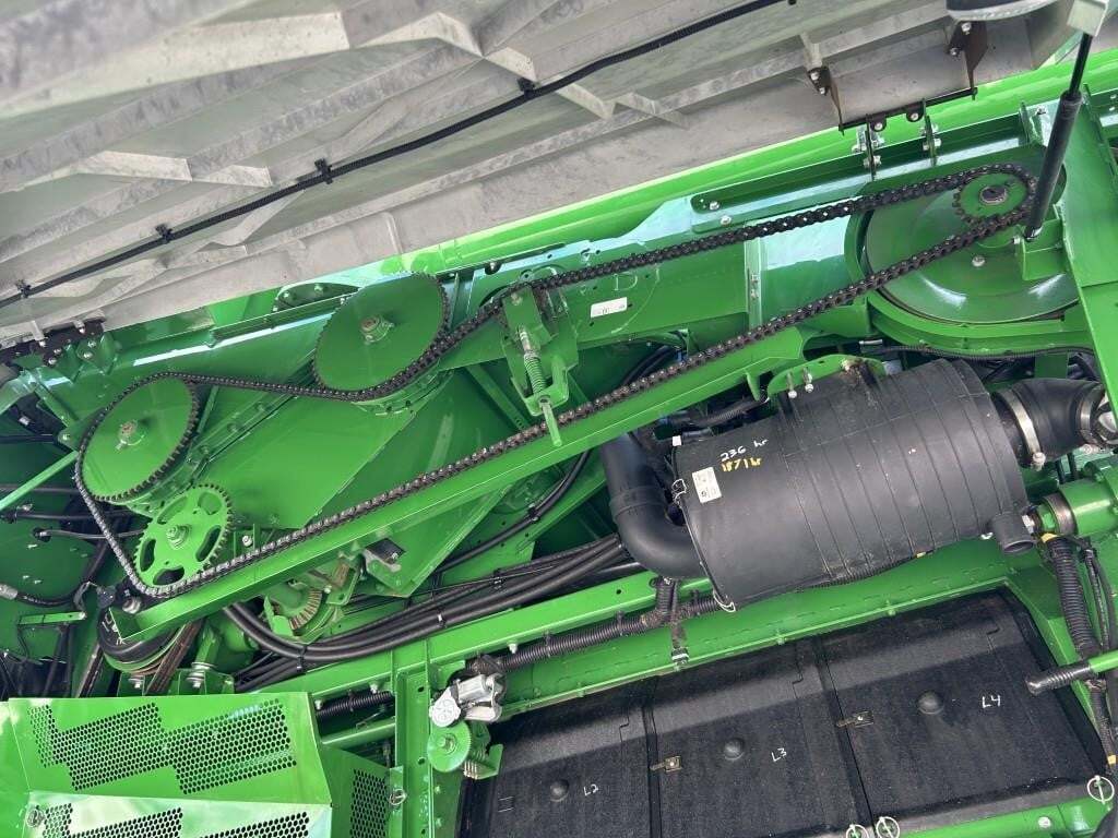 2016 John Deere S670 Combine