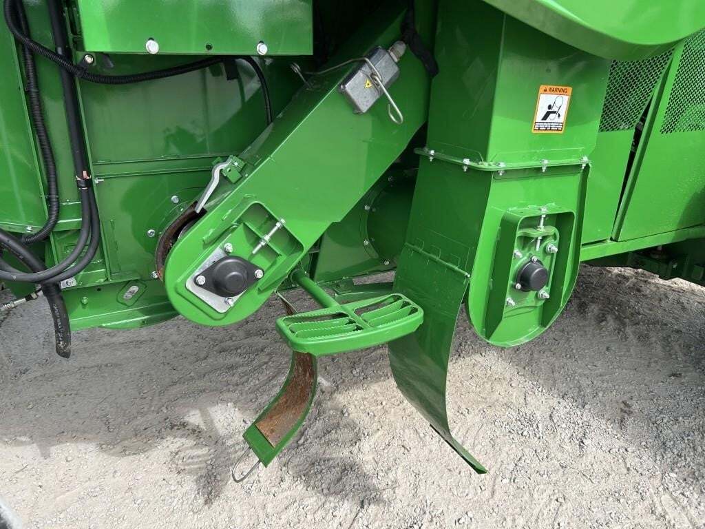 2016 John Deere S670 Combine