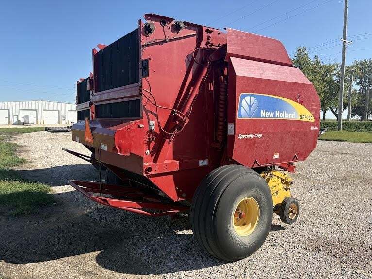 2011 New Holland BR7090 Round Baler