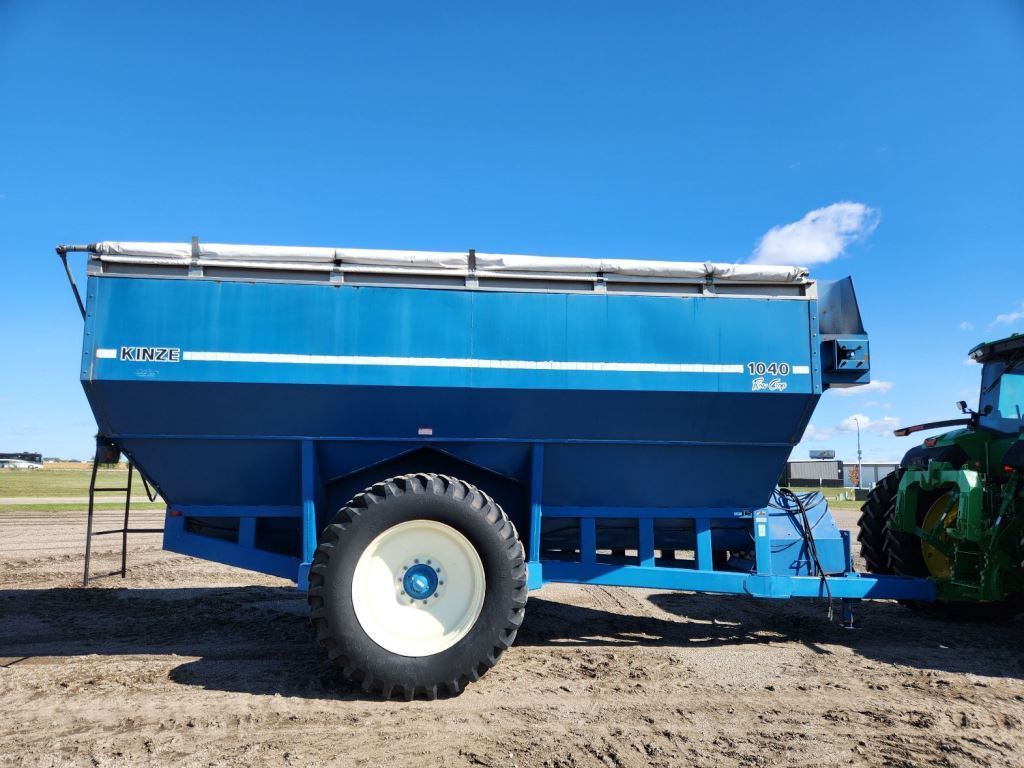  Kinze 1040 Grain Cart