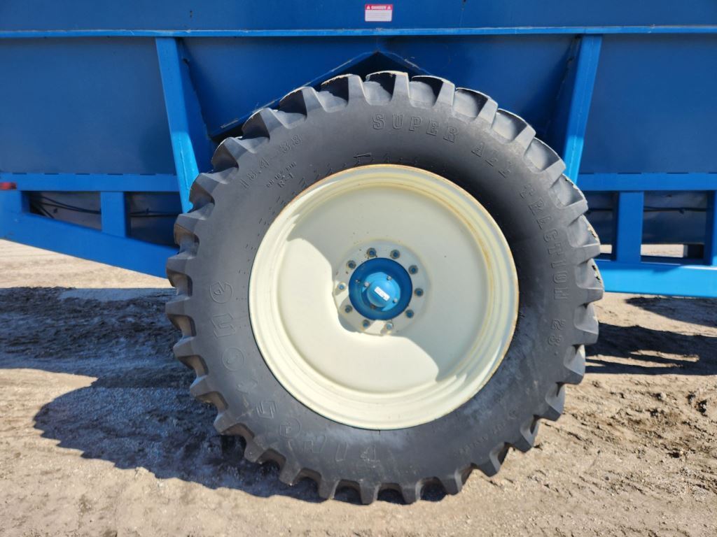  Kinze 1040 Grain Cart
