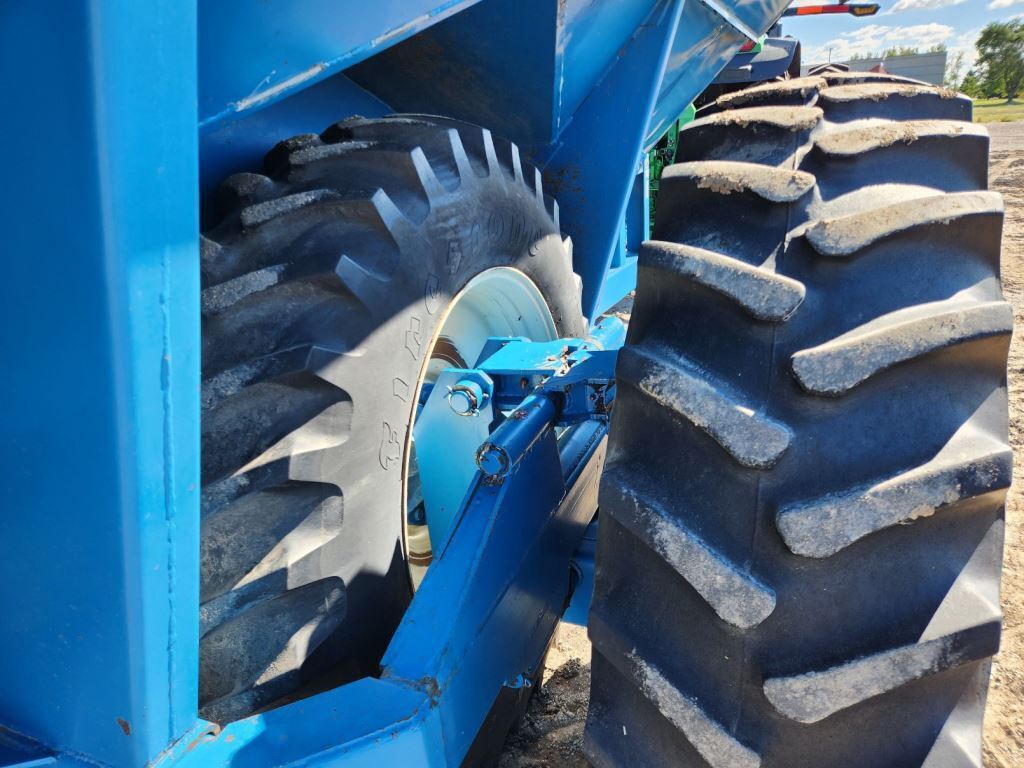  Kinze 1040 Grain Cart