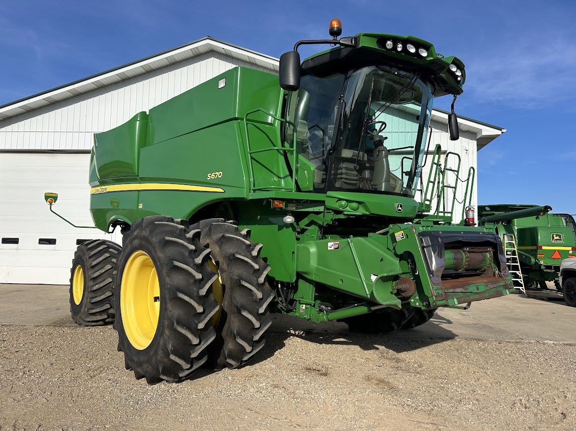 2012 John Deere S670 Combine