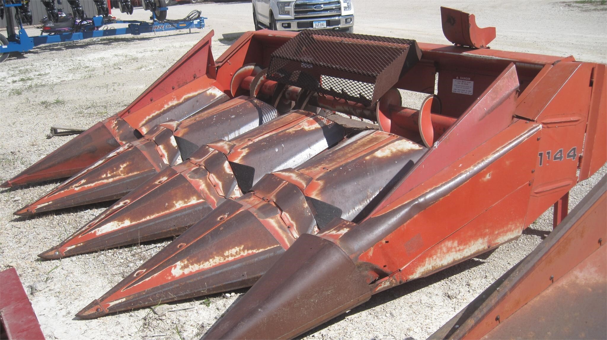  Massey Ferguson 1144 Corn Head