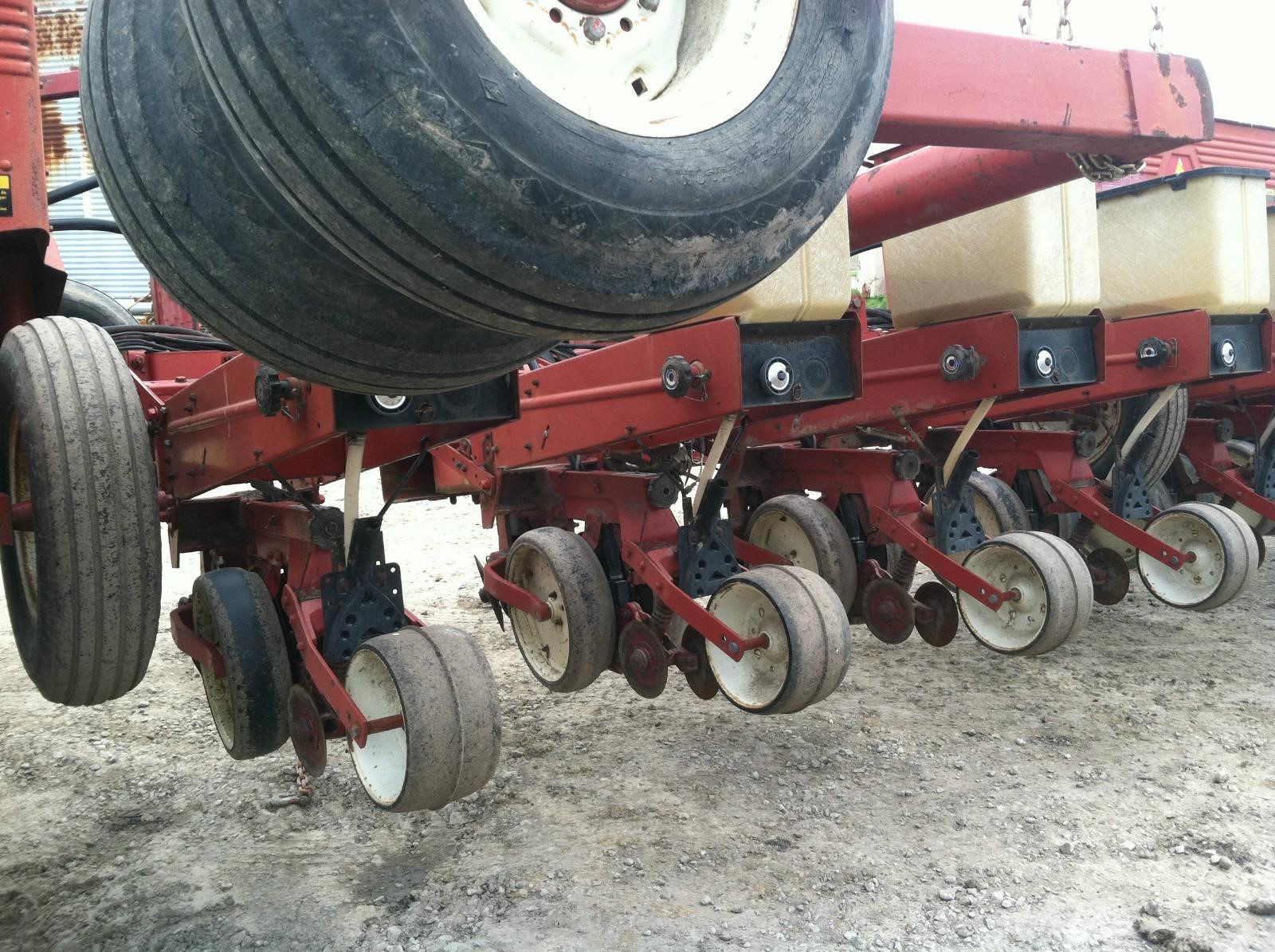 International Harvester 800 Cyclo Air Planter 3,200 Machinery Pete