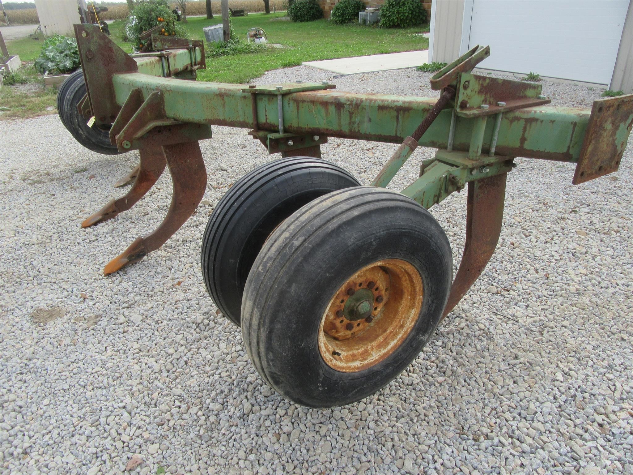John Deere 900 V Ripper - $3,750 | Machinery Pete