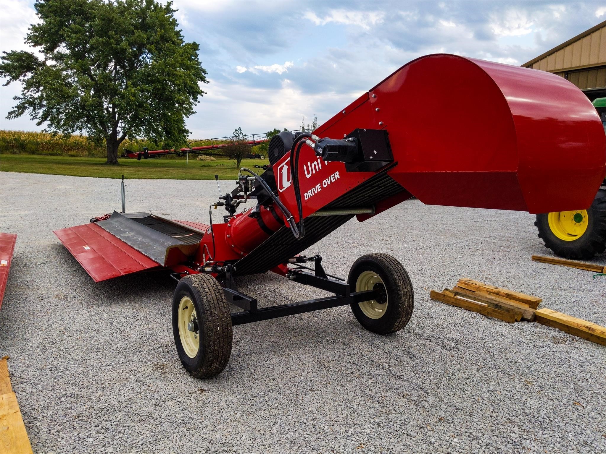 2024 Universal 2200 DRIVE OVER Augers and Conveyor 28,371