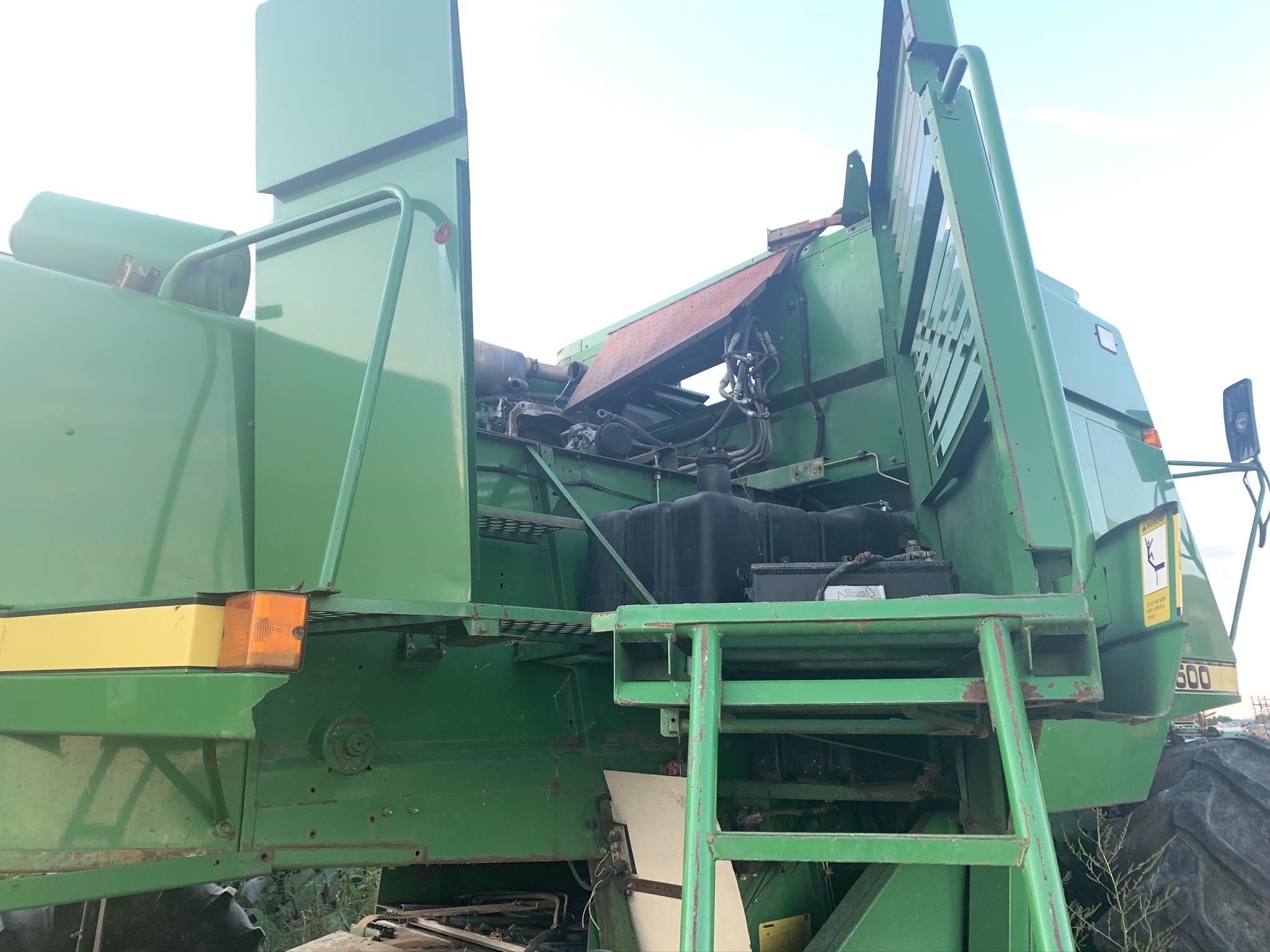 1989 John Deere 9500 Combine