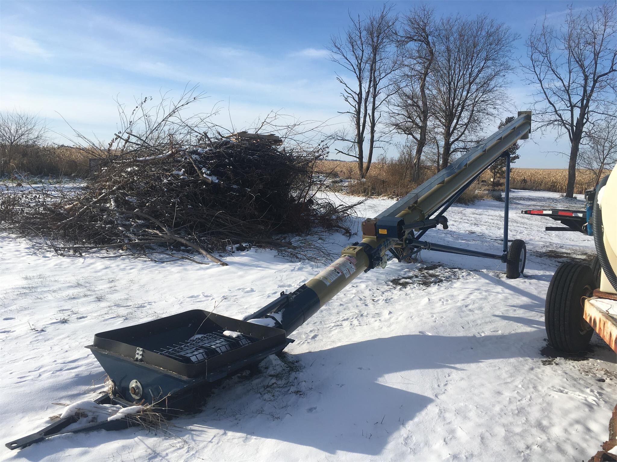 Harvest International T1032 Augers and Conveyor